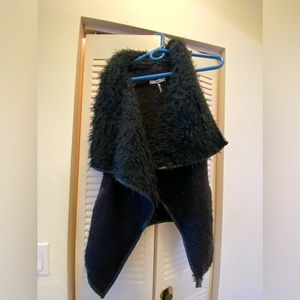 Woman’s black faux fur vest, pleather trim, with pockets. Size S
